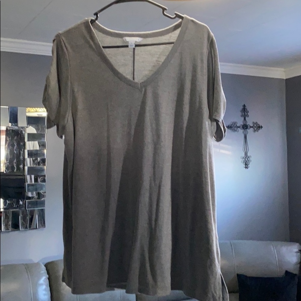 V-neck gray shirt